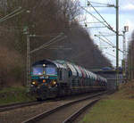 Die Class 66 513-10 von Lineas  kommt die Kohlscheider-Rampe hoch aus Richtung  Mönchengladbach,Herzogenrath mit einem Kalkleerzug aus Oberhausen-West(D) nach Hermalle-Huy(B) und fährt durch Kohlscheid in Richtung Richterich,Laurensberg,Aachen-West. Aufgenommen von Bahnsteig 1 in Kohlscheid.
Bei Sonne und Wolken am Nachmittag vom 26.3.2018.