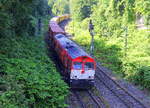 Die Class 66 PB13  Ilse  von Crossrail kommt mit einem MSC-Containerzug aus Antwerpen-Krommenhoek(B) nach Germersheim(D) und kommt aus Richtung Aachen-West,Aachen-Schanz und fährt in Richtung Aachen-Hbf,Aachen-Rothe-Erde,Stolberg-Hbf(Rheinland)Eschweiler-Hbf,Langerwehe,Düren,Merzenich,Buir,Horrem,Kerpen-Köln-Ehrenfeld,Köln-West,Köln-Süd. Aufgenommen von einer Brücke von der Weberstraße in Aachen. Bei Sommerwetter am Nachmittag vom 26.6.2018.