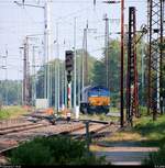 Blick vom nicht mehr genutzten, aber zugänglichen Hausbahnsteig auf einen Teil der Anlagen des Bahnhofs Großkorbetha mit 266 036-3 (513-09) der Beacon Rail Leasing Limited (BRLL) ungefähr in der Mitte. Mittlerweile ist sie wieder oder immer noch dort abgestellt.
[10.5.2018 | 8:52 Uhr]