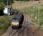 Die Class 66 266 118-9 von Railtraxx kommt mit viel Dieselpower die Gemmenicher-Rampe hochgefahren aus Richtung Aachen-West in Richtung Montzen/Belgien mit einem schweren gemischten Güterzug aus Linz Voestalpine(A) nach Antwerpen-Waaslandhaven(B)  und am Ende fährt 186 206 von Railtraxx als Schubhilfe bis zum Gemmenicher-Tunnel. 
Aufgenommen in Reinartzkehl an der Montzenroute. 
Bei Sommerwetter am Nachmittag vom 5.8.2018.