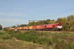 Mit einem langen Containerzug am Haken rollt 266 018 alias PB13  Ilse  von Crossrail durch Lummen-Linkhout. Aufnahme vom 13/10/2018.