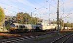 Die Class 66 266 035-5 von Railtraxx kommt aus Richtung Montzen/Belgien Containerzug aus Genk-Haven(B) nach Köln-Eifeltor(D) und fährt in Aachen-West ein. 
Aufgenommen vom Bahnsteig in Aachen-West. 
Bei schönem Herbstwetter am Nachmittag vom 9.10.2018.