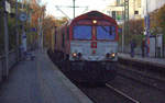 Die Class 66 DE6301  Debora  von Crossrail kommt aus Richtung Aachen-West mit einem langen MSC-Containerzug aus Antwerpen-Krommenhoek(B) nach Germersheim(D) und fährt durch Aachen-Schanz in