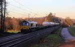 Die Class 66 266 035-5 von Railtraxx kommt mit viel Dieselpower die Gemmenicher-Rampe hochgefahren aus Richtung Aachen-West mit einem schweren gemischten Güterzug aus Linz Voestalpine(A) nach Antwerpen Waaslandhaven(B) und am Ende fährt 185 615-2 von Crossrail  als Schubhilfe bis zum Gemmenicher-Tunnel. 
Aufgenommen an der Montzenroute am Gemmenicher-Weg. 
In der Abendstimmung am Abend vom 14.2.2019.