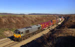 Die Class 66 266 035-5 von Railtraxx kommt mit einem Containerzug aus Italien nach Belgien und kommt aus Richtung Aachen-West(D),Montzen(B) und fährt durch Berneau(B) in Richtung Vise(B).
Aufgenommen von Berneau(B).
Bei schönem Frühlingswetter am Nachmittag vom 24.2.2019.