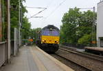 Die Class 66 DE6306 von Crossrail kommt aus Richtung Aachen-West mit einem langen MSC-Containerzug aus Antwerpen-Krommenhoek(B) nach Germersheim(D) und fährt durch Aachen-Schanz in Richtung