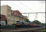 Class 66 von ERS 6608 passiert hier am 5.6.2006 auf dem Weg in Richtung Osnabrück das Automuseum in Melle. Das Gebäude war früher eine Möbelfabrik und beherbergt heute eine sehr interessante Automobil Geschichte in Form zahlreicher Original Fahrzeuge.