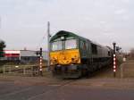 Elegant legt sich die Class 66 bei der Ausfahrt aus dem Venloer Bahnhof in die Kurve. Das Foto stammt vom 16.11.2007