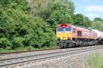 Eine Class 66 der HGK zog am 4.6.2009 einen Kesselwagenzug ber die Filsbahn. Aufgenommen kurz vor der Durchfahrt des Bahnhofes von Gppingen. 