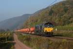 Eine Class 66 mit einem Gterzug auf der Moselstrecke bei Pommern.