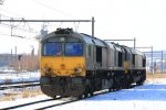 Zwei Class 66 DE6309 und DE6302 von DLC Railways stehen abgestellt in Montzen-Gare(B) im Schnee am 11.2.2012.