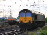 Die Class 66 DE6302 von DLC Railways rangiert in Aachen-West bei Regenwetter am 15.5.2012.