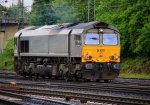 Die Class 66 DE6302 von DLC Railways rangiert in Aachen-West bei Regenwetter am 15.5.2012.