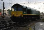 Die Class 66 PB15 von Railtraxx BVBA rangiert in Aachen-West bei starkem Regenfall und Gewitter am 26.8.2012.