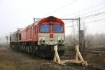 Zwei Class 66 PB12  Marleen  von Crossrail und die PB15 von Railtraxx BVBA stehen am Prellbock in Montzen-Gare(B) bei Nebel am 6.1.2013.