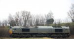 Die Class 66 DE6306 von DLC Railways steht abgestellt in Montzen-Gare(B) bei Plus 1 Grad 10.3.2013.