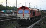 Die Class 66 DE6302  Federica  von Crossrail steht abgestellt an der Laderampe in Aachen-West in der Abendstimmung am 1.5.2013.