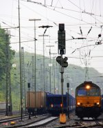 Die Class 66 DE6306 von DLC Railways fhrt als Lokzug aus Aachen-West nach Montzen(B) bei der Ausfahrt von Aachen-West und fhrt in Richtung Belgien bei  strmenden Regen am Abend vom 29.5.2013.