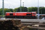 Die Class 66 PB12  Marleen  von Crossrail steht mit Motor an in Aachen-West an der Laderampe bei Sonne und Wolken am 20.9.2013.