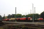 Zwei Class 66 DE6312  Alix  von Crossrail und in der Mitte steht ein Getreidewagen die DE6310  Griet  von Crossrail und die Class 66 PB01 von der Rurtalbahn-Cargo rangiert in Aachen-West bei Sonne und