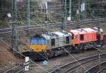 Die Class 66 DE6306 von DLC Railways steht mit Motor an in Aachen-West. Aufgenomen von der Brücke der Turmstraße in Aachen bei Sonne und Regenwolken am 23.3.2014.