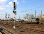 Die Class 66 DE6307 von DLC Railways rangiert in Aachen-West und im Hintergrund steht eine E186 132 von Crossrail auf dem abstellgleis in Aachen-West.
Aufgenommen vom Bahnsteig in Aachen-West bei schönem Frühlingswetter am 28.3.2014. 