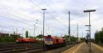 Die Class 66 DE6310  Griet  von Crossrail als Lokzug aus Montzen(B) und fährt in Aachen-West ein und Hintergrund steht eine Class 66 PB03  Mireille  von Crossrail mit Motor an.