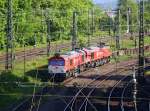 Zwei Class 66 DE6310  Griet  und die DE6311  Hanna  beide von Crossrail stehen mit Licht an auf dem Abstellgleis in Aachen-West.