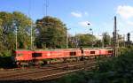 Zwei Class 66 DE6308  Anja  und die DE6310  Griet  beide von Crossrail stehen auf dem Abstellgleis in Aachen-West. Aufgenommen von der Bärenstrasse in Aachen bei schönem Herbstwetter am Nachmittag vom 19.10.2014.