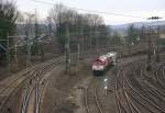 Zwei Class 66 DE6308  Anja  von Crossrail die DE6307 von DLC-Railways stehen auf dem Abstellgleis in Aachen-West. Aufgenomen von der Brücke der Turmstraße in Aachen bei Regenwolken am Nachmittag vom 26.2.2015.