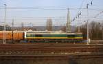 Die Class 66 29002 von Crossrail fährt mit viel Dieselpower mit einem langen Containerzug aus Milano(I) nach Zeebrugge-Ramskapelle(B) bei der Ausfahrt aus Aachen-West und fährt in Richtung Montzen/Belgien. Aufgenommen vom Bahnsteig in Aachen-West bei schönem Frühlingswetter am Nachmittag vom 18.3.2015.