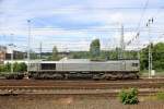 Die Class 66 DE6307 von DLC Railways fährt mit einem langen Containerzug aus  Ludwigshafen-BASF nach Zeebrugge-Ramskapelle(B) bei der Ausfahrt von Aachen-West und fährt in Richtung