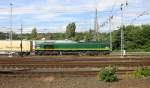 Die Class 66 PB08 von Crossrail fährt mit viel Dieselpower mit einem langen Containerzug aus Milano(I) nach Zeebrugge-Ramskapelle(B) bei der Ausfahrt aus Aachen-West und fährt in Richtung Montzen/Belgien. 
Aufgenommen vom Bahnsteig in Aachen-West.
Bei Sonne und Regenwolken am Nachmittag vom 21.6.2015.