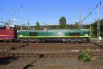 Die Class 66 RL001 von Railtraxx fährt mit viel Dieselpower mit einem KLV-Containerzug aus Frankfurt-Höchstadt nach Genk-Goederen(B) bei der Ausfahrt aus Aachen-West in Richtung Montzen/Belgien. 
Aufgenommen vom Bahnsteig in Aachen-West. 
Bei schönem Herbstwetter am Nachmittag vom 27.9.2015.