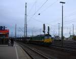 Die Class 66 V266/PB10 von der Rurtalbahn-Cargo  fährt mit viel Dieselpower mit einem langen Ford-Autozug aus Dillingen(an der Saar)D) nach Antwerpen-Waaslandhaven(B) bei der Abfahrt von