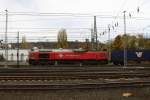 Die Class 66 DE6310  Griet  von Crossrail kommt aus Richtung Montzen/Belgien mit einem langen Ewals-Cargo-Care Containerzug aus Geleen-Lutterade(NL) nach Novara(I) und färt in Aachen-West ein.