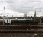 Die Class 66 29002 von Crossrail fährt mit viel Dieselpower mit einem  Containerzug aus Milano(I) nach Zeebrugge-Ramskapelle(B) bei der Ausfahrt aus Aachen-West und fährt in Richtung