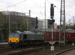 Die Class 66 DE6307 von DLC Railways  kommt aus Richtung Köln,Aachen-Hbf,Aachen-Schanz mit einem langen Continerzug aus Milano(I) nach Zeebrugge-Ramskapelle(B) und fährt in Aachen-West ein.
Aufgenommen vom Bahnsteig in Aachen-West. 
Bei Sonne und Regenwolken am Nachmittag vom 7.4.2016. 