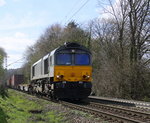 Die Class 66 DE6307 von DLC Railways kommt die Gemmenicher-Rampe herunter nach Aachen-West mit einem  Containerzug aus Zeebrugge-Ramskapelle(B) nach Milano(I). 
Aufgenommen an der Montzenroute am Gemmenicher-Weg. 
Bei schönem Frühlingswetter am 9.4.2016.