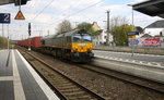 Die Class 66 266 035-5 von Railtraxx kommt durch Duisburg-Rheinhausen mit einem langen Containerzug aus Oberhausen-West nach Moers(Gbf) und fährt in Richtung Moers.