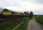 Die Class 66 266 031-4 von Railtraxx  kommt mit viel Dieselpower die Gemmenicher-Rampe hochgefahren aus Richtung Aachen-West in Richtung Montzen/Belgien mit einem langen KLV-Containerzug aus