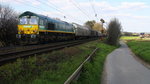 Die Class 66 266 031-4 von Railtraxx kommt mit viel Dieselpower die Gemmenicher-Rampe hochgefahren aus Richtung Aachen-West mit einem schweren Coilzug aus Linz Voestalpine(A) nach