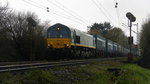 Die Class 66 PB14 von Crossrail kommt die Gemmenicher-Rampe hochgefahren mit einem langen  KLV-TTS-Zug aus Piacenza(I) nach Bierset-Awans(B) und fährt in Richtung Montzen/Belgien. 
Aufgenommen an der Montzenroute am Gemmenicher-Weg.
Bei Regenwetter am Nachmittag vom 30.4.2016.
  