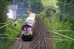 Die Class 66 DE6302  Federica  von Crossrail kommt mit viel Dieselpower die Gemmenicher-Rampe hochgefahren aus Richtung Aachen-West in Richtung Montzen/Belgien mit einem Containerzug aus Curtici(RO) nach Zeebrugge(B) und fährt gleich in den Gemmenicher-Tunnel hinein und fährt in Richtung Montzen/Vise(B). 
Aufgenommen in Reinartzkehl an der Montzenroute. 
Am Nachmittag vom 17.7.2016. 