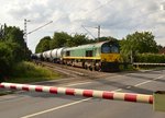 1266 064-5 kommt mit einem Kesselwagenzug ins Ausweichgleis in Boisheim eingefahren.