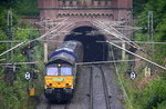 Die Class 66 266 118-9 von Railtraxx kommt aus dem Gemmenicher-Tunnel raus mit einem Coilzug aus Antwerpen-Waaslandhaven(B) nach Linz-Voestalpine(A)  und fährt nach Aachen-West und rollt die