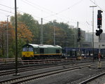 Die Class 66  PB04 von Crossrail kommt aus Richtung Montzen/Belgien mit einem  Autoleerzug aus Tongeren(B) nach Ciumesti(RO) und fährt in Aachen-West ein. Aufgenommen vom Bahnsteig in Aachen-West. 
Bei Regenwetter am Nachmittag vom 24.10.2016.