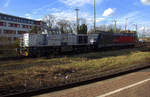 DH707 von der RheinCargo und 185 567-5 von MRCE rangiert in Neuss-Hbf.