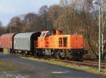 Lok 44 der Kreisbahn Siegen-Wittgenstein (KSW) mit vollem Coilgterzug fhrt am 26.01.2011 in Neunkirchen-Struthtten, auf Kreisbahn eigenem Gleis in Richtung Neunkirchen-Salchendorf, wo sich auf den