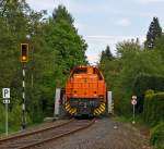 Lok 44 (MaK G 1000 BB) der Kreisbahn Siegen-Wittgenstein (KSW) kommt mit einem Gterzug am 18.05.2012 Neunkirchen ber die Hellerbrcke, sie fhrt in Richtung Herdorf.